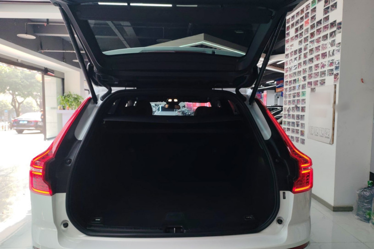 沃尔沃XC60 2025款 B5 四驱智逸豪华版机舱底盘23