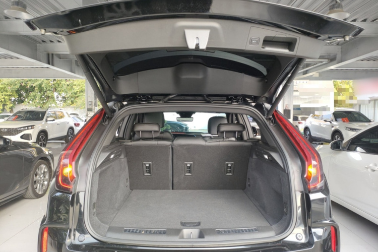 凯迪拉克XT4 2024款 28T 两驱豪华型机舱底盘23