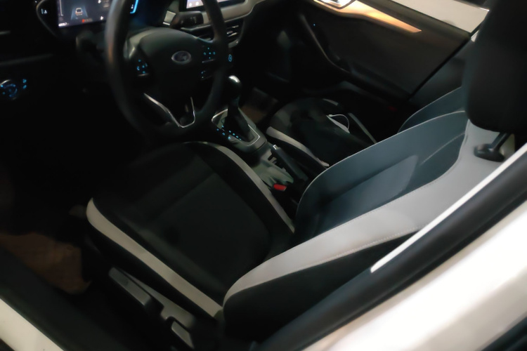 福特 福克斯 2021款 三厢 1.5L 自动锋跃型中控内饰19