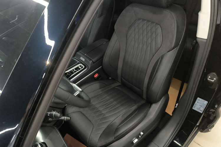 红旗HS5 2023款 2.0T 四驱旗享Pro版中控内饰19