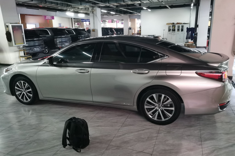 雷克萨斯ES 2020款 300h 卓越版车身外观4