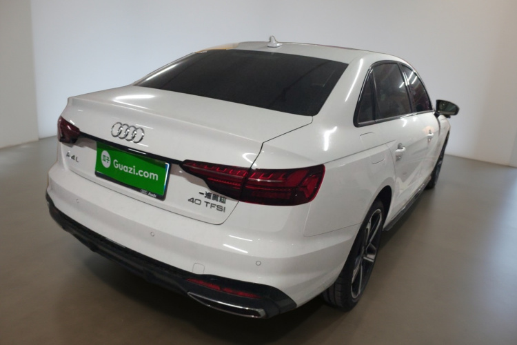 奥迪A4L 2025款 200万辆悦享版 40 TFSI 豪华动感型车身外观7
