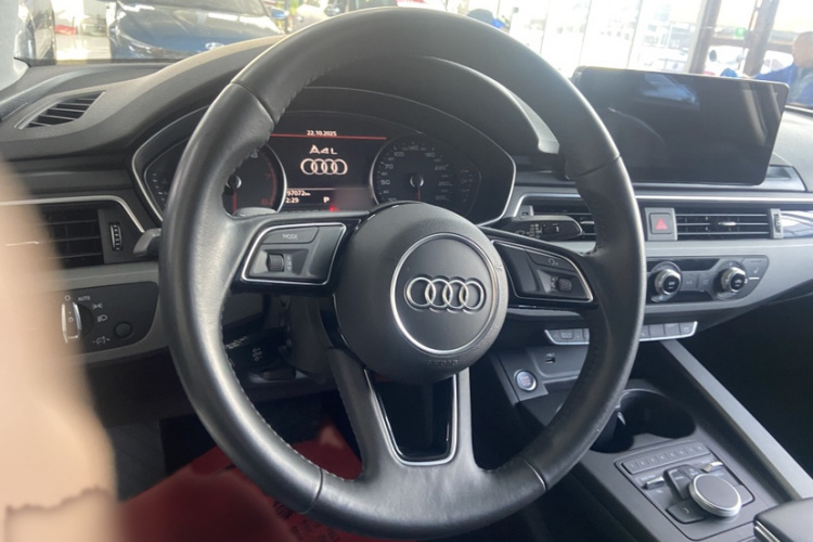 奥迪A4L 2019款 40 TFSI 进取型 国VI中控内饰7003