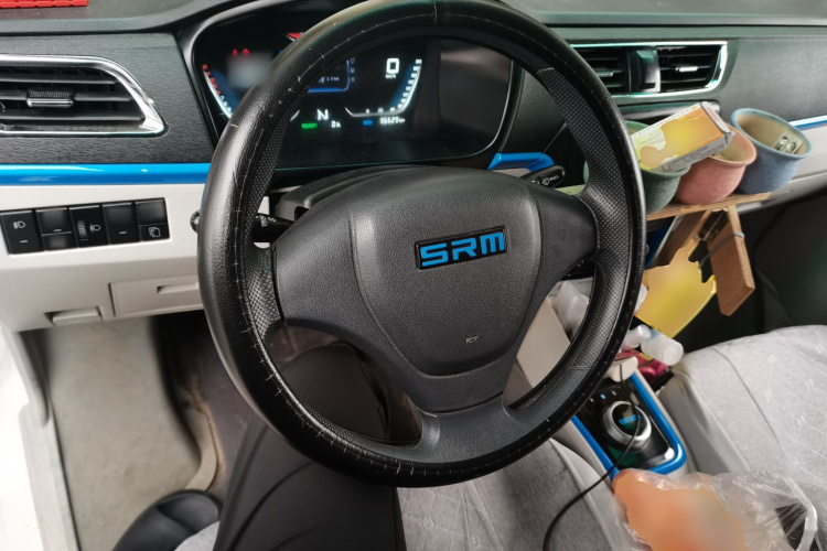 SRM鑫源 好运 2023款 标准型客车 6座中控内饰13