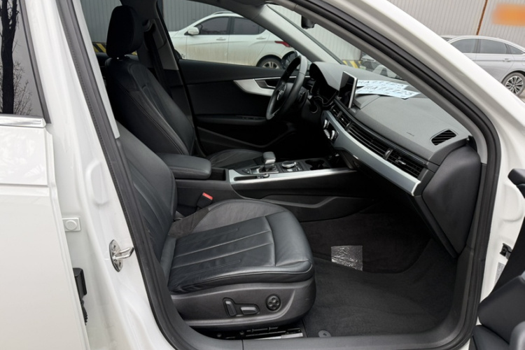 奥迪A4L 2018款 30周年年型 40 TFSI 时尚型中控内饰7008