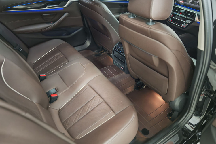 宝马5系 2022款 改款二 525Li 豪华套装中控内饰7010