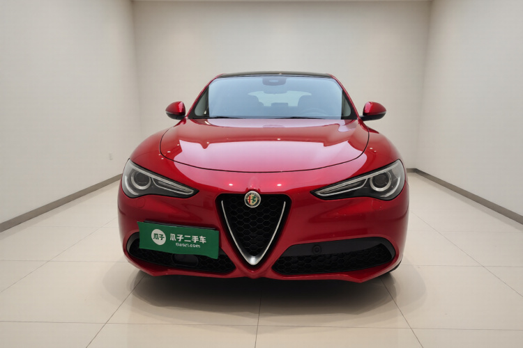 阿尔法·罗密欧 Stelvio斯坦维 2017款 2.0T 200HP 精英版车身外观2