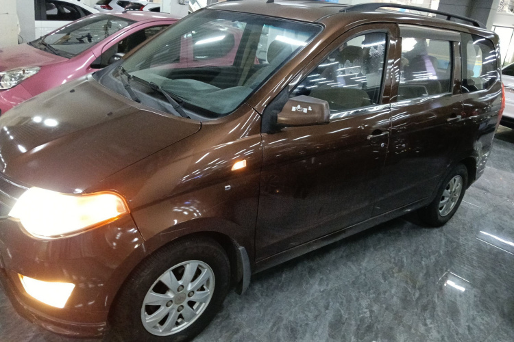 五菱汽车 五菱宏光 2014款 1.5L S标准型车身外观4