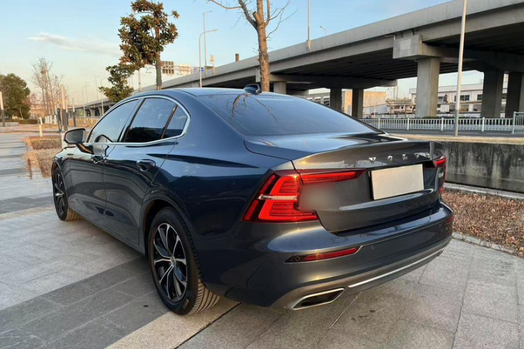 沃尔沃S60 2022款 B4 智逸豪华版车身外观6004