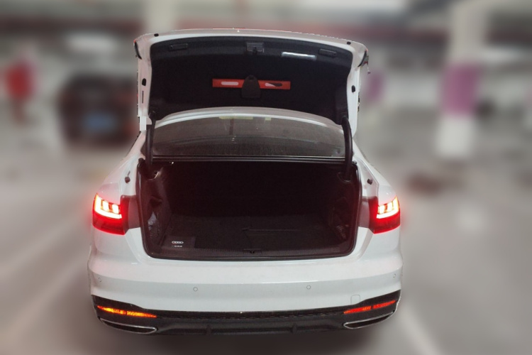 奥迪A4L 2025款 200万辆悦享版 40 TFSI 豪华动感型中控内饰23