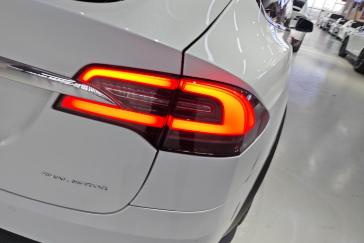 特斯拉 Model X 2020款 长续航升级版车身外观9