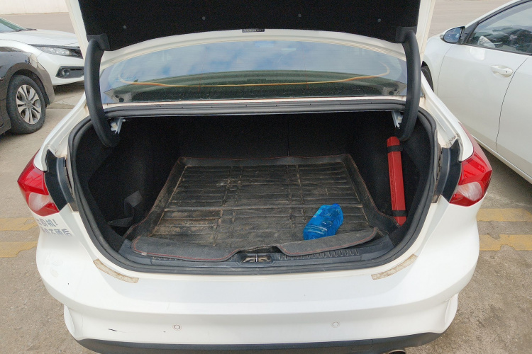 福特 福克斯 2019款 三厢 EcoBoost 180 自动锋潮型局部细节23