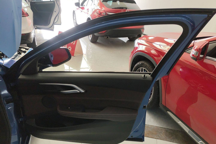 宝马1系 2019款 120i M运动套装中控内饰7005