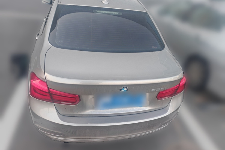 宝马3系 2016款 320i 时尚型车身外观6