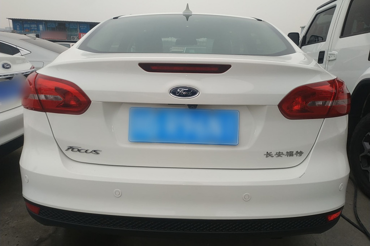 福特 福克斯 2018款 三厢经典 1.6L 自动风尚型智行版车身外观6004