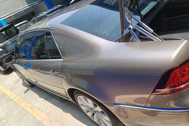 大众 辉腾 2011款 3.6L V6 4座加长Individual版车身外观4