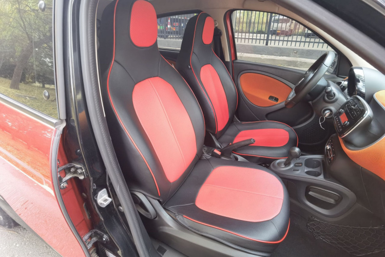 smart forfour 2016款 1.0L 52千瓦激情版中控内饰7001