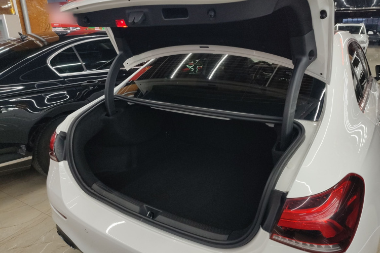 奔驰A级 2019款 A 200 L 运动轿车机舱底盘23