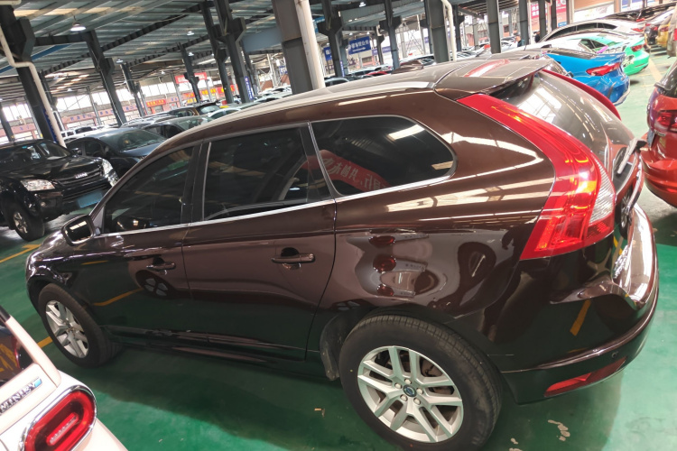 沃尔沃XC60 2017款 T5 AWD 智进版车身外观4