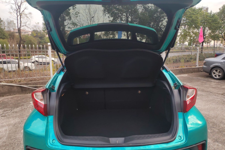 丰田C-HR 2018款 2.0L 领先版 国V机舱底盘23