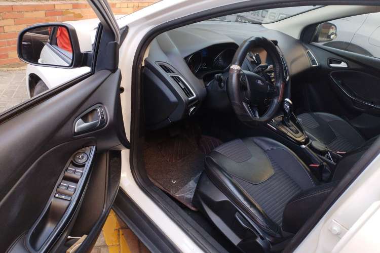 福特 福克斯 2015款 三厢 EcoBoost 125 自动超能风尚型中控内饰20