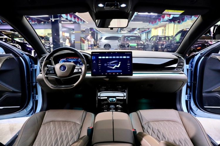 比亚迪 汉 2023款 EV 冠军版 506KM前驱尊贵型中控内饰7009
