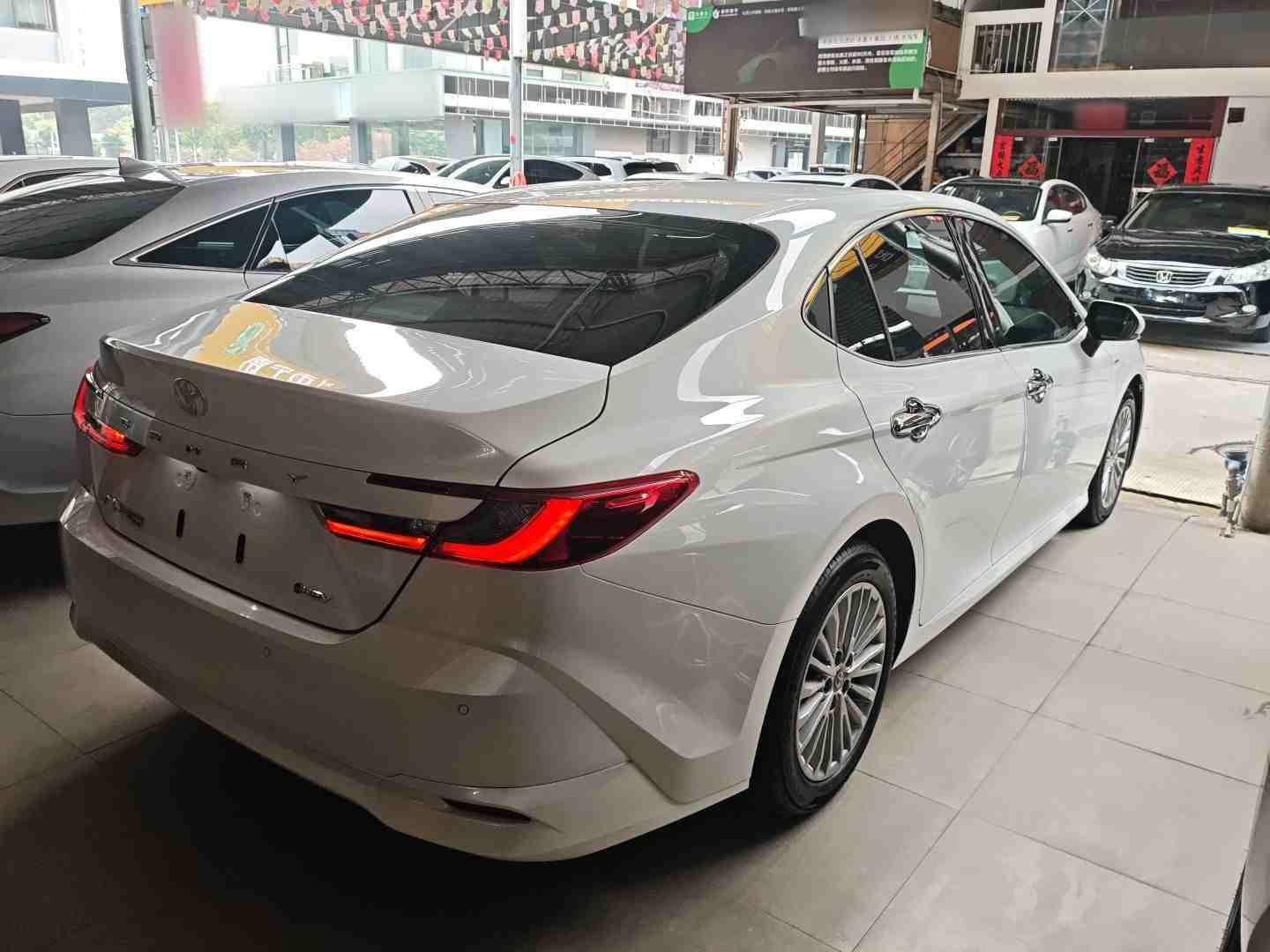 车辆右后45度外观展示