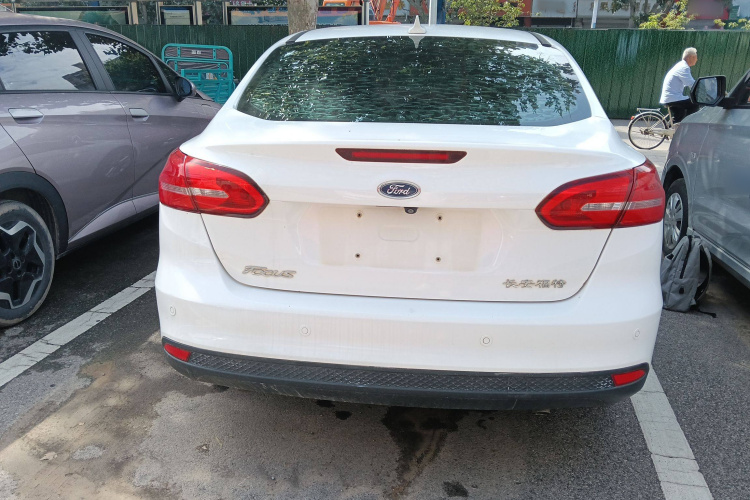 福特 福克斯 2017款 三厢 1.6L 自动风尚型智行版车身外观6