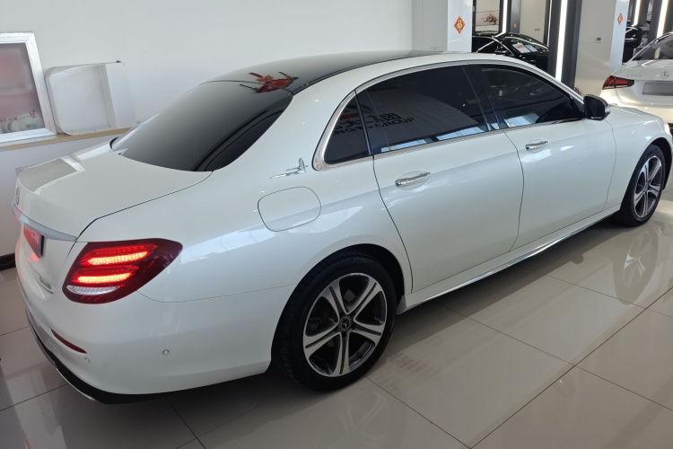 奔驰E级 2019款 E 260 L 运动型车身外观7