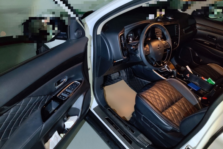 三菱 欧蓝德 2020款 2.4L 四驱致享版 7座中控内饰20