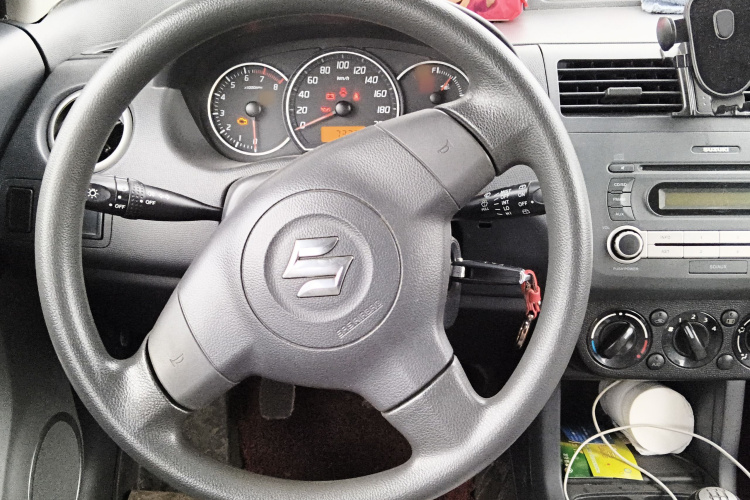 铃木 雨燕 2015款 1.5L 手动限定版中控内饰13