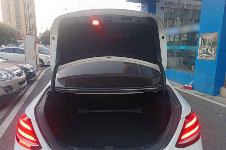 奔驰E级 2017款 E 200 运动型 4MATIC机舱底盘23