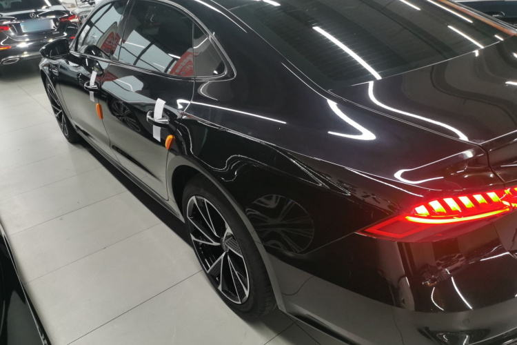 奥迪A7L 2024款 45TFSI S-line 筑梦型 流晶套装车身外观4