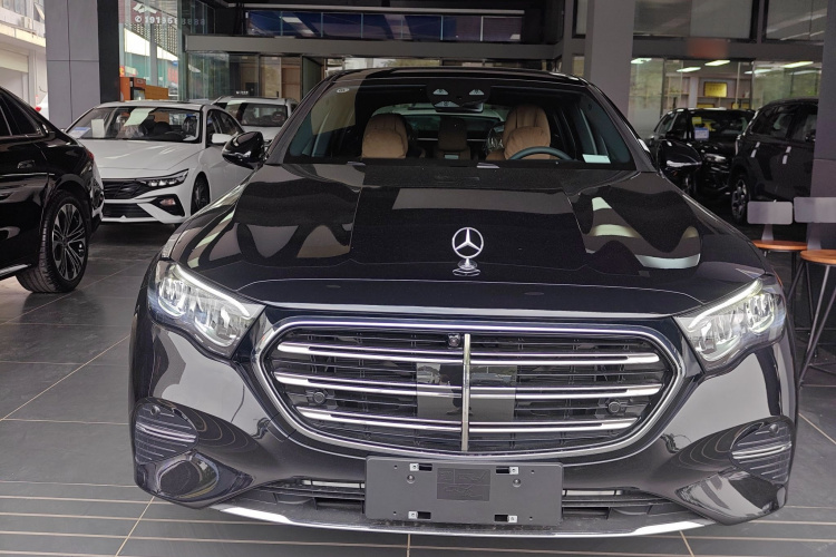 奔驰E级 2025款 改款 E 300 L 豪华型车身外观2