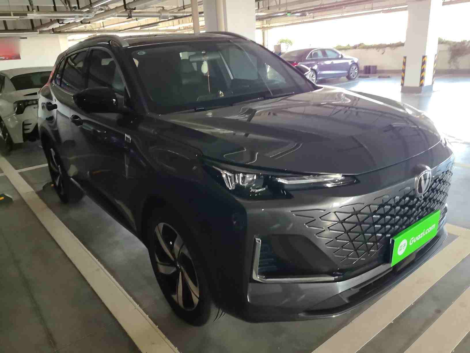 车辆右前45度外观展示