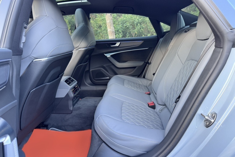 奥迪A7L 2024款 45 TFSI quattro RS 套件竞速版中控内饰7013