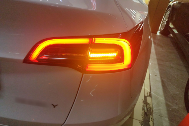 特斯拉 Model Y 2023款 长续航全轮驱动版车身外观9