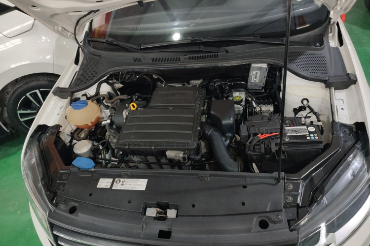 大众 桑塔纳 2021款 1.5L 手动风尚版机舱底盘24