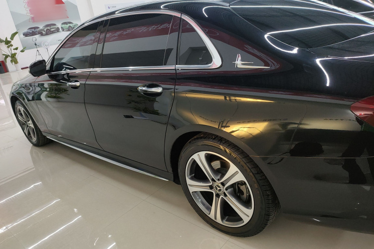 奔驰E级 2020款 E 260 L 运动型车身外观4