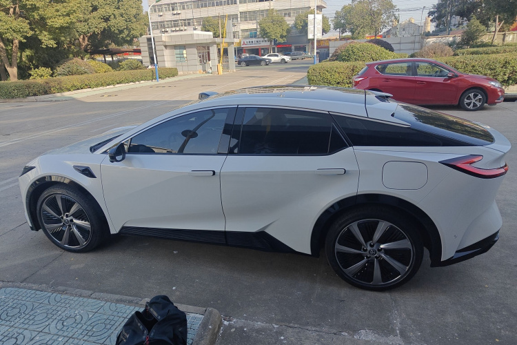 丰田bZ5 2025款 550 PRO智行版车身外观4