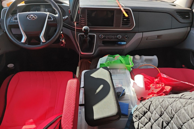 上汽大通MAXUS 新途V80 2025款 PRO傲运通 2.0T 手动长轴超低顶 6/7/8/9座中控内饰12