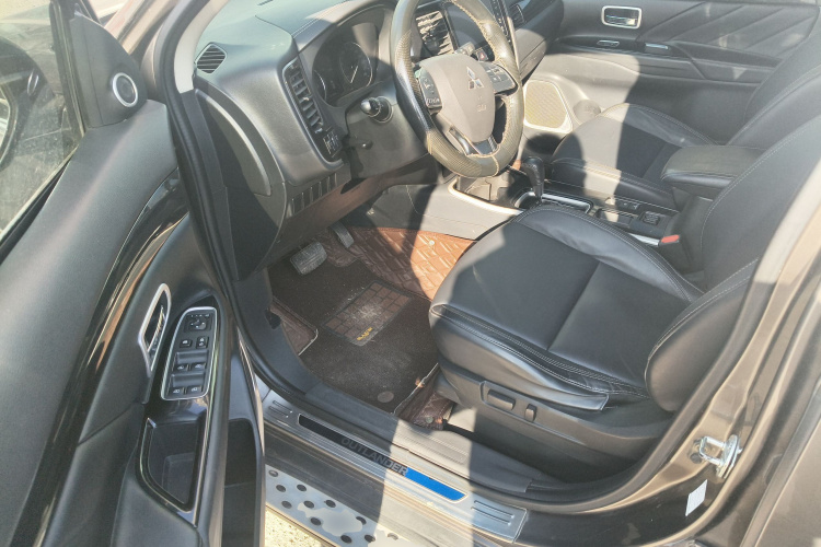 三菱 欧蓝德 2019款 2.0L 两驱畅享版 5座 国V中控内饰20