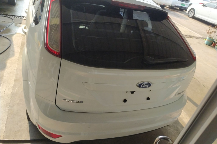 福特 福克斯 2013款 两厢经典 1.8L 自动百万纪念版车身外观6