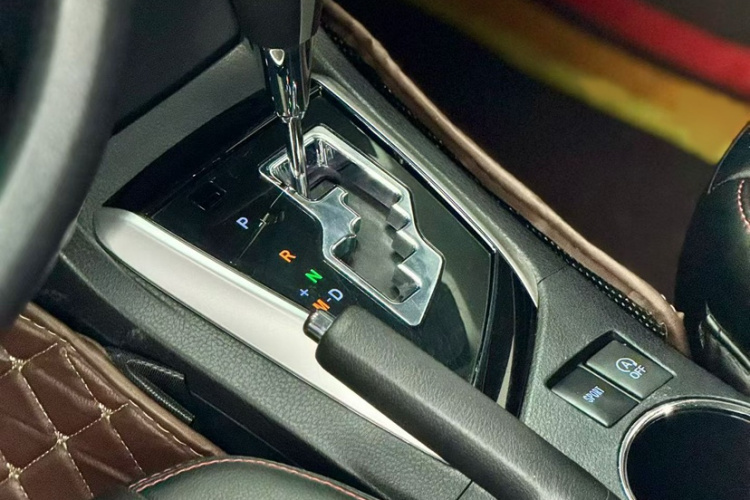 丰田 卡罗拉 2018款 1.2T S-CVT GL智享版中控内饰7003