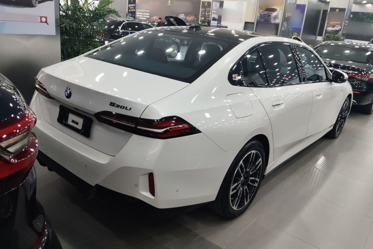 宝马5系 2024款 530Li 领先型 M运动套装车身外观7