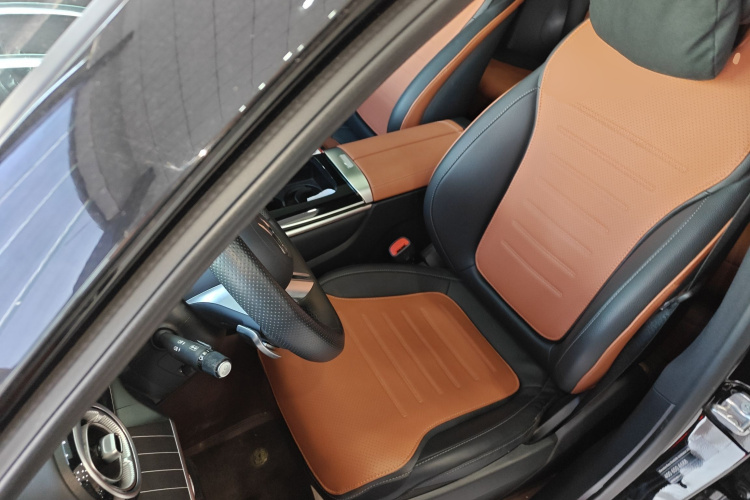 奔驰GLC 2023款 GLC 260 L 4MATIC 豪华型 5座中控内饰19