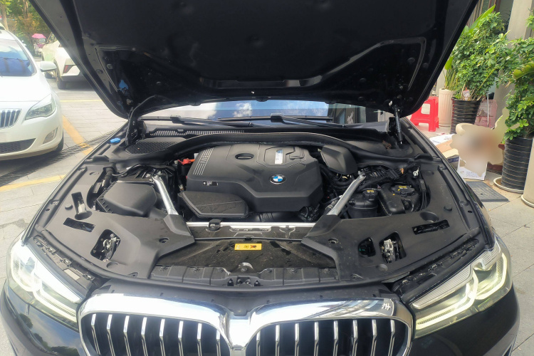 宝马5系新能源 2022款 改款 535Le 豪华套装机舱底盘24