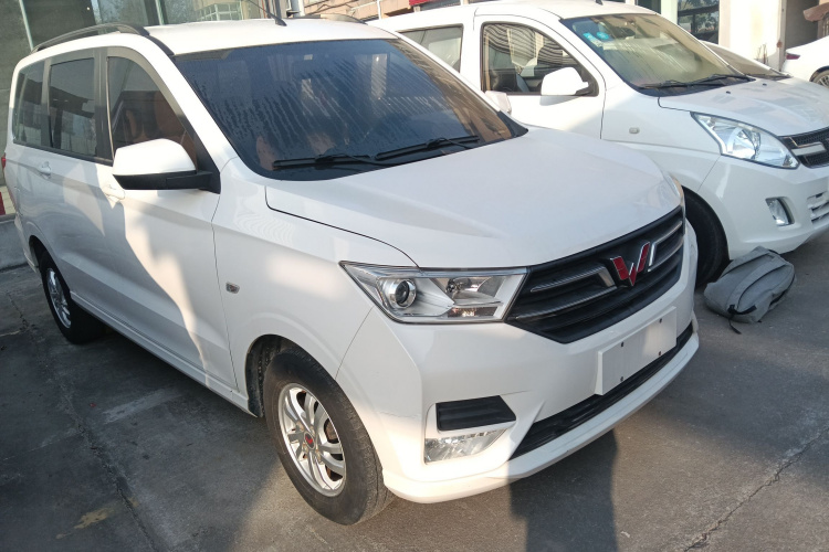 五菱汽车 五菱宏光 2021款 1.5L改款 S舒适型 液压助力LAR车身外观3