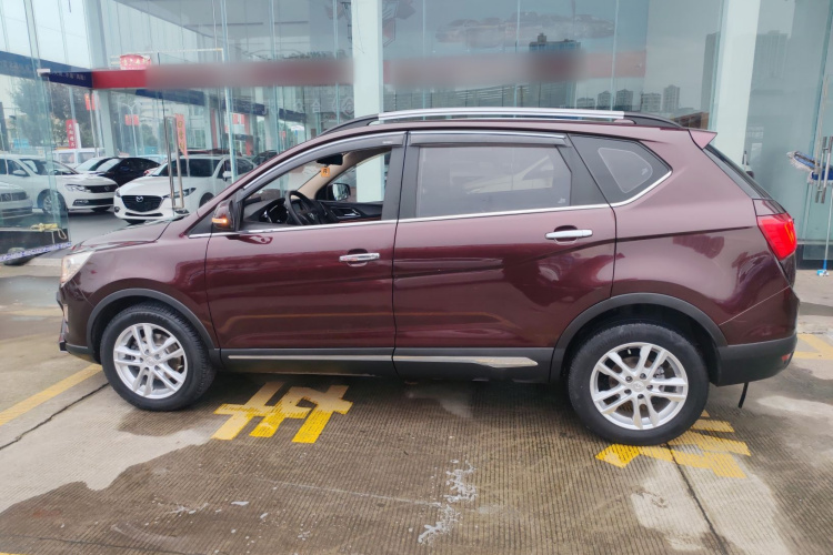 宝骏560 2016款 1.8L 手动精英型车身外观4