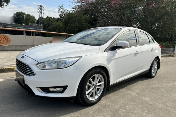 福特 福克斯 2017款 三厢 1.6L 自动风尚型智行版车身外观1